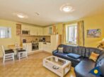 Stadtresidenz Whg. 04 - Wohnzimmer mit Essbereich und Küchenzeile