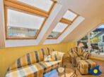 Villa Strandperle, Whg. 16 - Wohnzimmer mit Zugang zum Balkon