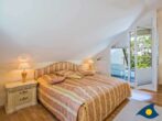 Villa Strandperle, Whg. 16 - Schlafzimmer mit Doppelbett und Zugang zum Balkon
