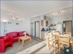Apartmenthaus Baltic Five - Whg. 5 - Wohnbereich mit offener Küche und Zugang zum Balkon