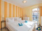 Dünen-Residenz B 18 - Schlafzimmer mit Doppelbett und Zugang zum Balkon