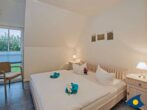 Haus Klabautermann - Schlafzimmer 1 mit Doppelbett und Zugang zur Terrasse im EG