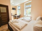 Villa Utpatel Whg. 03 - Wohnbereich mit Doppelbett und kleiner Küchenzeile