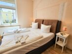 Villa Utpatel Whg. 03 - Wohnbereich mit Doppelbett und kleiner Küchenzeile