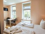 Villa Utpatel Whg. 03 - Wohnbereich mit Doppelbett und kleiner Küchenzeile