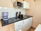 Villa Utpatel Whg. 03 - Wohnbereich mit Doppelbett und kleiner Küchenzeile