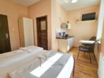 Villa Utpatel Whg. 03 - Wohnbereich mit Doppelbett und kleiner Küchenzeile