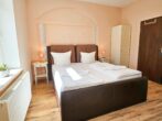 Villa Utpatel Whg. 03 - Wohnbereich mit Doppelbett und kleiner Küchenzeile