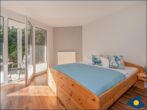 Apartmenthaus Baltic Five - Whg. 2 - Schlafzimmer mit Doppelbett und Zugang zur Terrasse