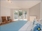 Apartmenthaus Baltic Five - Whg. 2 - Schlafzimmer mit Doppelbett und Zugang zur Terrasse