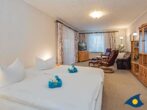 Haus Ückeritz Bauernsuite - Wohnzimmer mit Doppelbett
