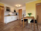 Ferienwohnung Bergstraße 01 - strandnah & entspannen - Wohnbereich mit offener Küche und Zugang zur Sonnenterrasse