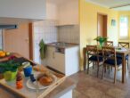 Ferienwohnung Bergstraße 01 - strandnah & entspannen - Wohnbereich mit offener Küche und Zugang zur Sonnenterrasse