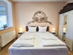 Villa Utpatel Whg. 01 - Wohnbereich mit Doppelbett und Loggia