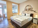 Villa Utpatel Whg. 01 - Wohnbereich mit Doppelbett und Loggia