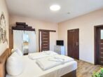 Villa Utpatel Whg. 01 - Wohnbereich mit Doppelbett und Loggia