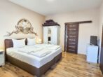 Villa Utpatel Whg. 01 - Wohnbereich mit Doppelbett und Loggia
