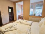 Villa Utpatel Whg. 01 - Wohnbereich mit Doppelbett und Loggia