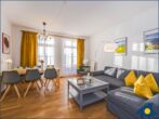 Villa Vineta Whg. 03 - Wohnzimmer mit offener Küche, Essbereich und Zugang zum Balkon