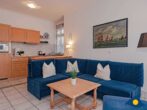 Villa Vineta Whg. 11 - Wohnbereich mit Couch und TV