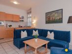 Villa Vineta Whg. 11 - Wohnbereich mit Couch und TV
