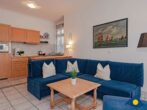 Villa Vineta Whg. 11 - Wohnbereich mit Couch und TV