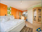 Haus Kiefernduene Bungalow links - Wohnbereich mit Doppelbett und Küche