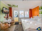 Haus Kiefernduene Bungalow links - Wohnbereich mit Doppelbett und Sitzecke