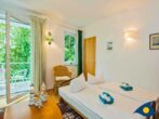 Villa Strandperle, Whg. 06 - Wohnzimmer mit Schlafcouch und Zugang zum Balkon