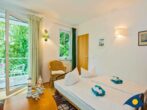 Villa Strandperle, Whg. 06 - Wohnzimmer mit Schlafcouch und Zugang zum Balkon