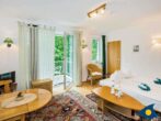 Villa Strandperle, Whg. 06 - Wohnzimmer mit Schlafcouch, Essbereich und Zugang zum Balkon