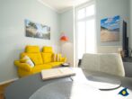 Residenz Bellevue Whg. 16 - Wohnbereich mit offener Küche und Zugang zum Balkon