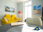 Residenz Bellevue Whg. 16 - Direkt am Strand - Wohnzimmer mit Küchenzeile, Essbereich und Zugang zum Balkon