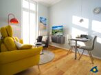 Residenz Bellevue Whg. 16 - Wohnbereich mit offener Küche und Zugang zum Balkon