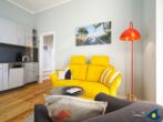 Residenz Bellevue Whg. 16 - Wohnbereich mit offener Küche und Zugang zum Balkon