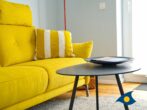 Residenz Bellevue Whg. 16 - Direkt am Strand - Wohnzimmer mit Küchenzeile, Essbereich und Zugang zum Balkon