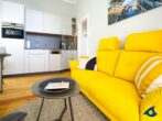 Residenz Bellevue Whg. 16 - Wohnbereich mit offener Küche und Zugang zum Balkon