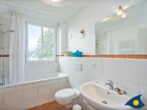 Feriendoppelhaushälfte An Seen und Meer 03 / - Badezimmer mit Badewanne im 1. Obergeschoss