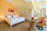 Dünen-Residenz C 19 / - Schlafzimmer mit Doppelbett und Zugang zum Nord-Ost-Balkon