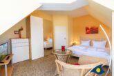 Dünen-Residenz C 19 / - Schlafzimmer mit Doppelbett und Zugang zu einem Balkon