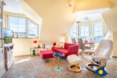 Dünen-Residenz C 19 / - Wohnbereich mit offener Küche und Zugang zu einem Balkon