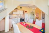 Dünen-Residenz C 19 / - Wohnbereich mit offener Küche und Zugang zu einem Balkon