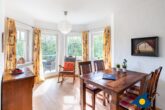 Seepark 25 Whg. 11 - Wohn- / Essbereich mit offener Küche und Zugang zu Balkon