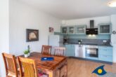 Seepark 25 Whg. 11 - Wohn- / Essbereich mit offener Küche und Zugang zu Balkon