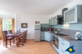 Seepark 25 Whg. 11 - Wohn- / Essbereich mit offener Küche und Zugang zu Balkon