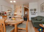 Villa Vineta Whg. 12 - Wohnbereich mit Essecke, Couch und Schlafbereich
