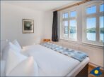 Villa Vineta Whg. 09 - Schlafzimmer 1 mit Doppelbett und Blick auf den Schloonsee