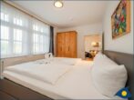 Villa Vineta Whg. 09 - Schlafzimmer 1 mit Doppelbett und Blick auf den Schloonsee