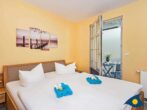 Villa Livia Whg. 13 - Schlafzimmer 1 mit Doppelbett und Zugang zum Balkon