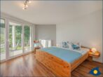 Apartmenthaus Baltic Five - Whg. 4 - Schlafzimmer mit Doppelbett und Zugang zur Terrasse